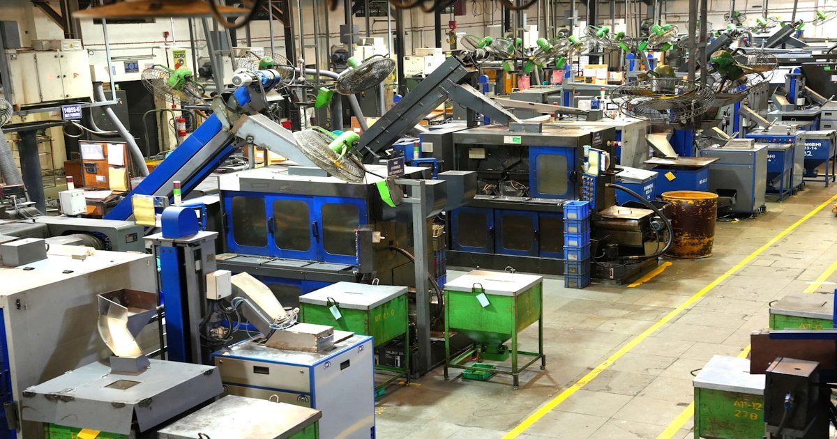 Produktionshalle mit Maschinenreihen — Unterweisungen für Handwerk und Produktion