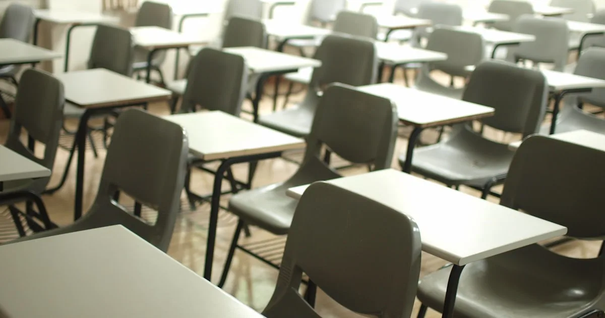 Heller Klassenraum mit Pultreihen — Pflichtunterweisungen an Schulen organisieren