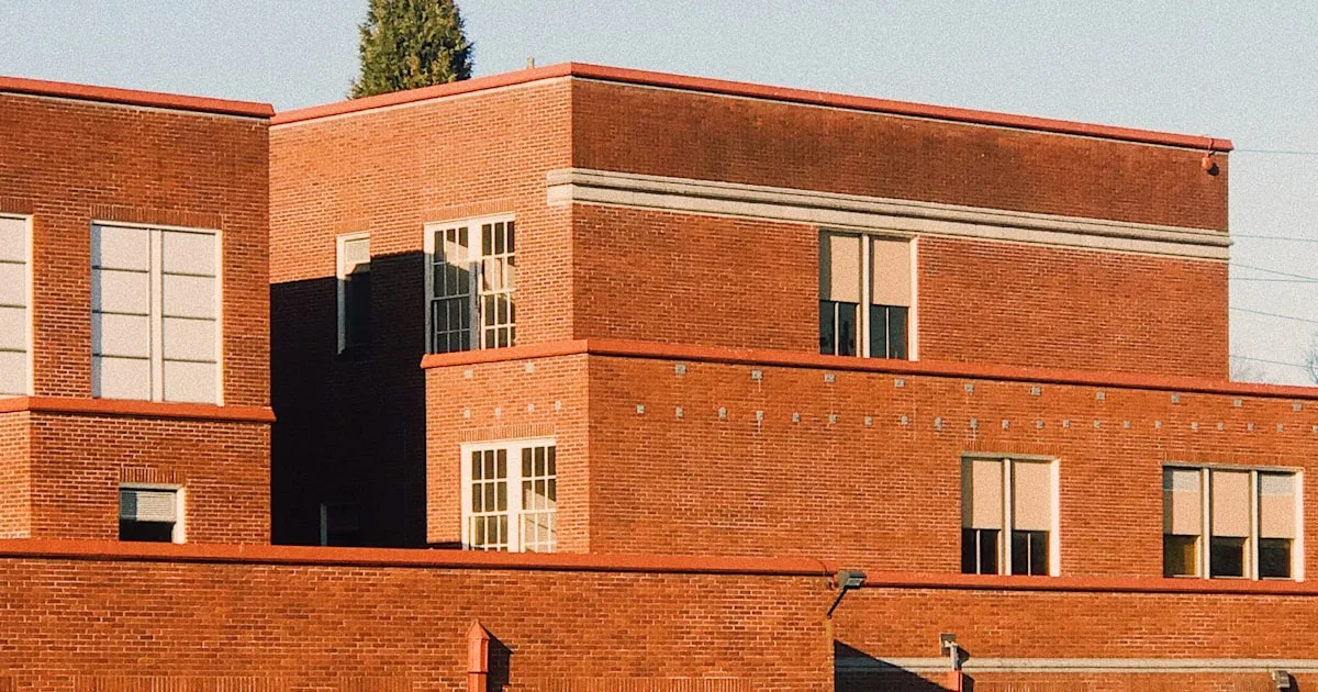 Backstein-Schulgebäude — Schulträger verwalten mehrere Schulen zentral mit frag.hugo