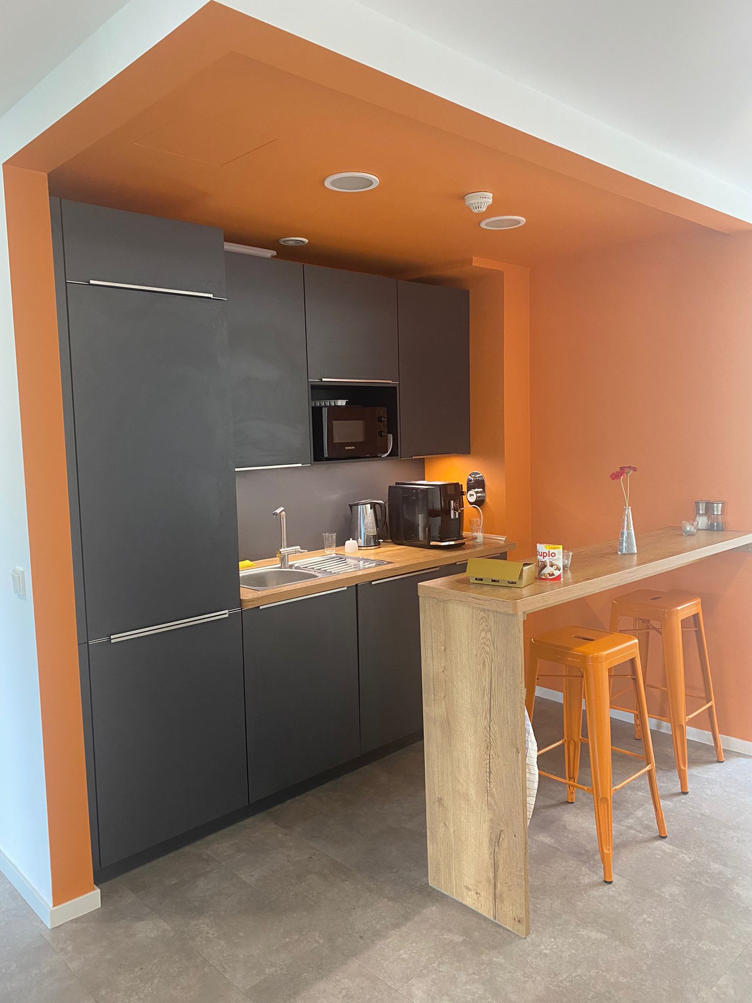 Küche und Barbereich im frag.hugo Büro