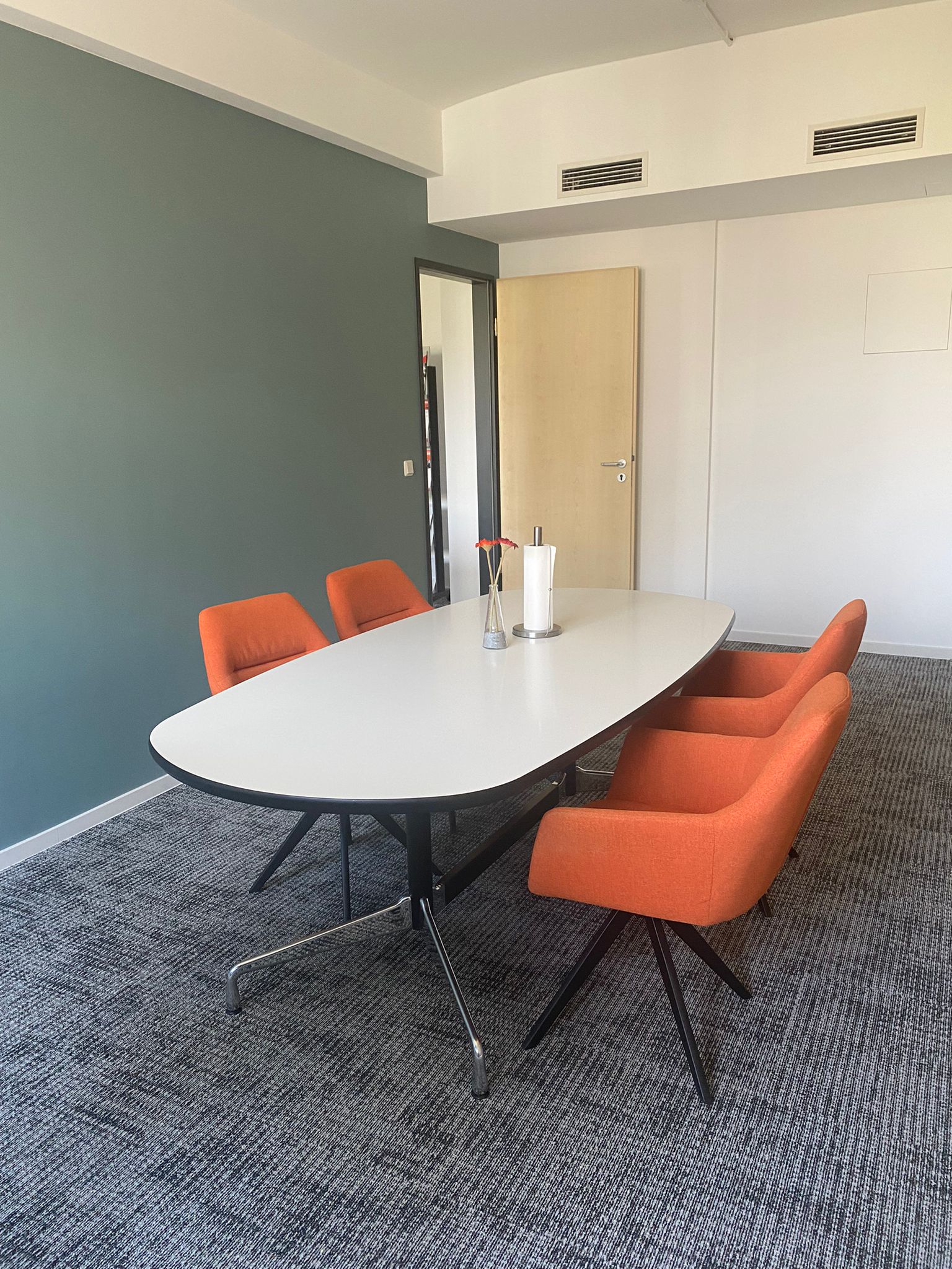 Besprechungsraum mit orangefarbenen Stühlen